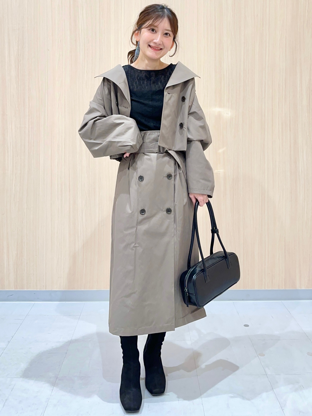 コージーメルトンケープコートZ+E、リブクロップドT(長袖)」の着用