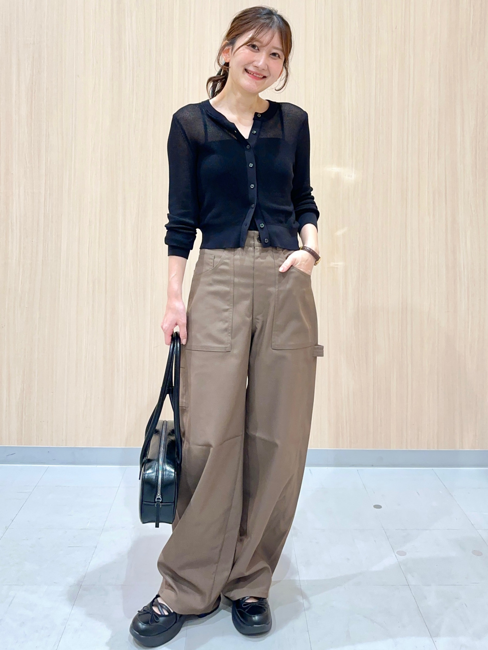 リブニットスクエアネックタンクトップ、シアーカーディガンZ」の着用