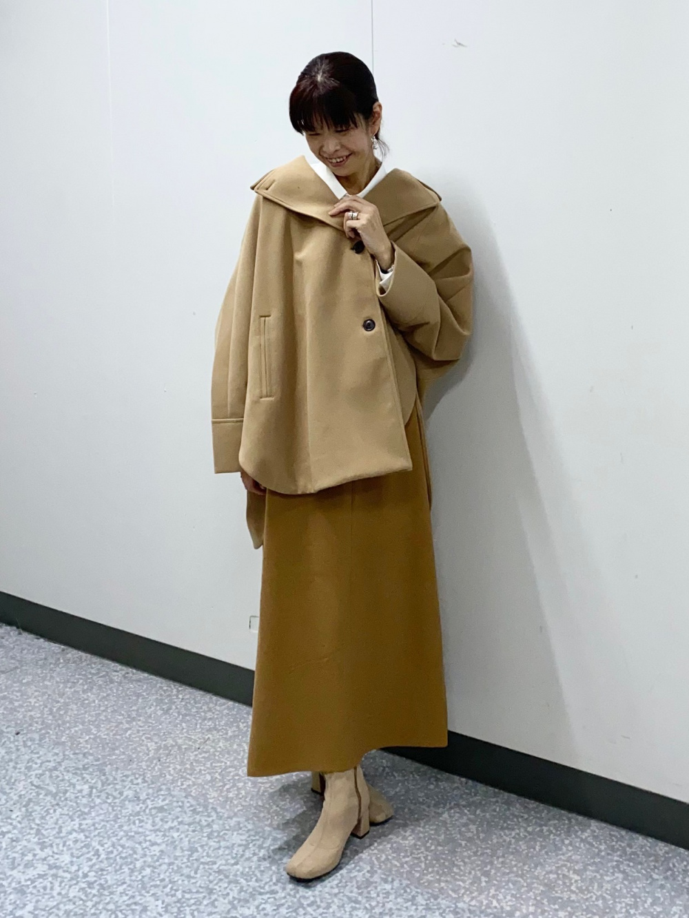 コージーメルトンケープコートZ+E、ドルマンスリーブシャツ」の着用