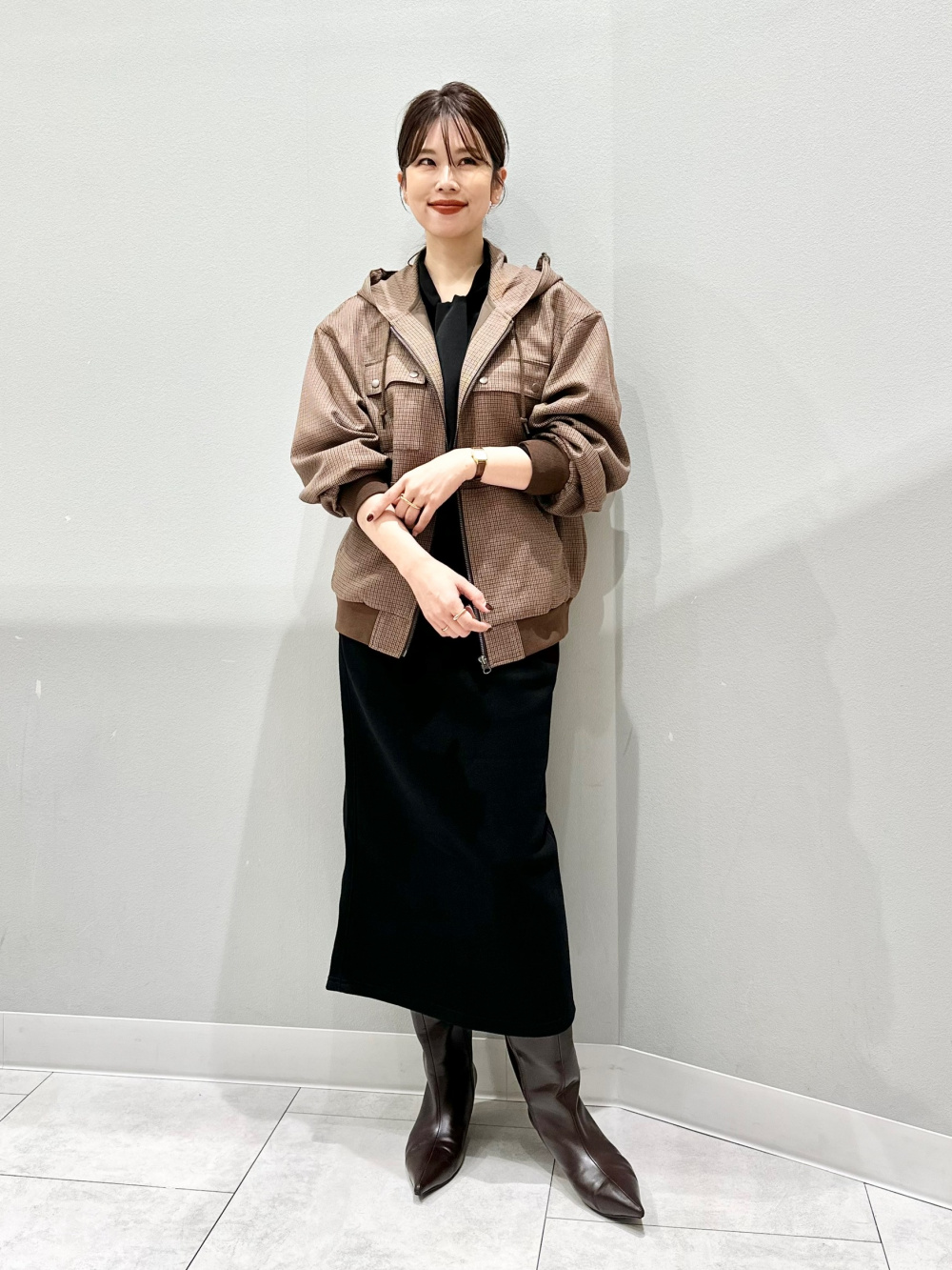 ボウタイブラウスZ、タックワイドパンツ+EC(丈長め80.0cm)」の着用