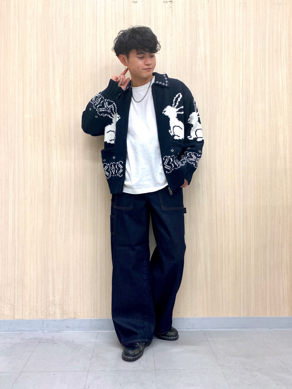 コットンクルーネックT、フルジップニットジャケット by rokh」の着用