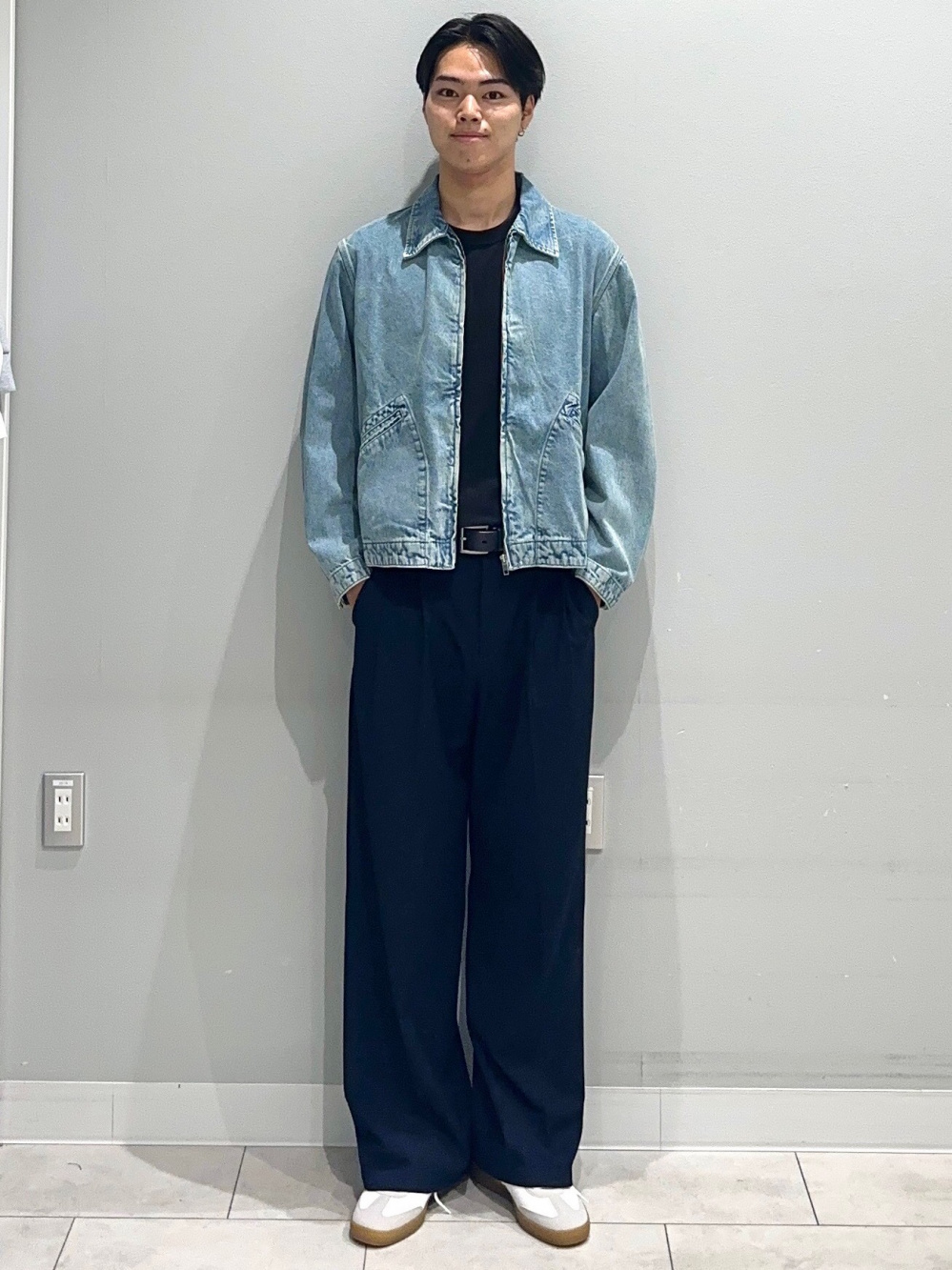 デニムジップアップジャケット、コットンクルーネックT」の着用