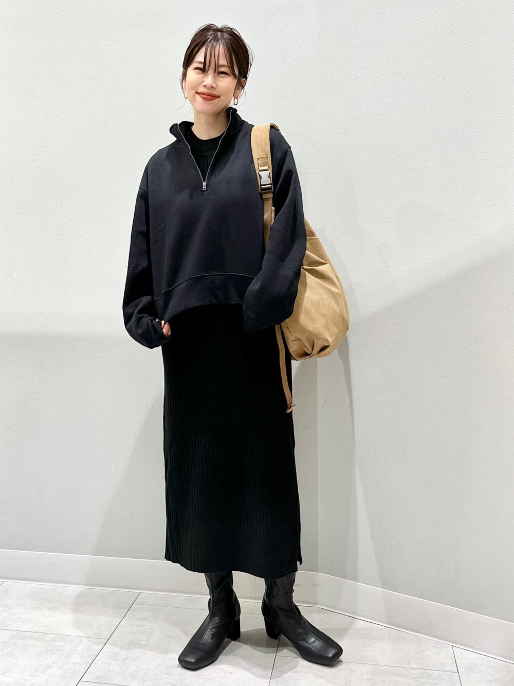 コージーメルトンケープコートZ+E、リブクロップドT(長袖)」の着用