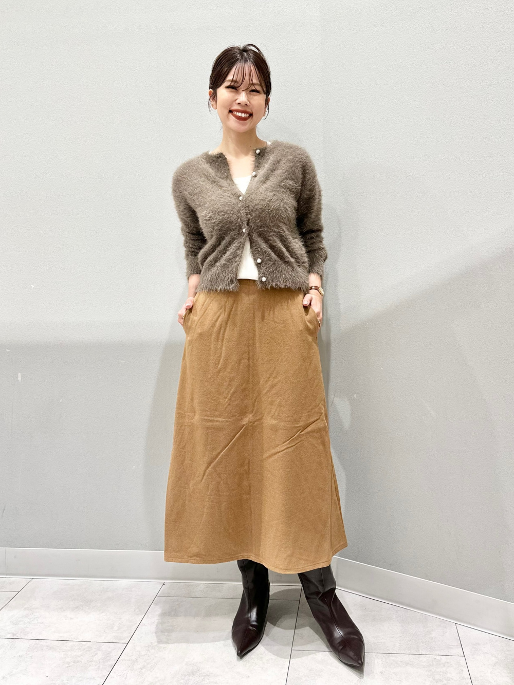 リブニットスクエアネックタンクトップ、シアーカーディガンZ」の着用