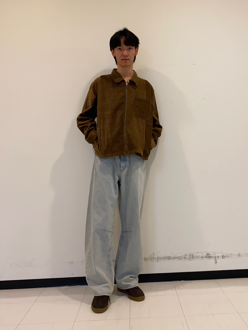 コーデュロイジップアップシャツジャケット、バレルレッグジーンズ(丈