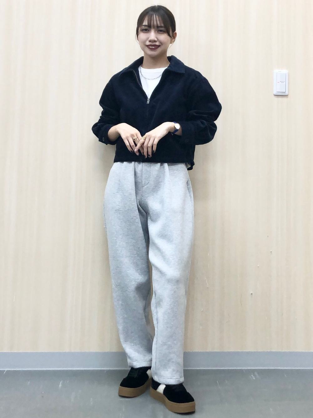 デニムベスト、ポインテールフラワープリントT」の着用