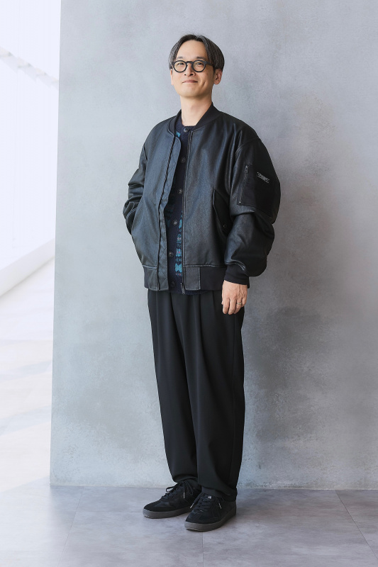 フェイクレザーリバーシブルブルゾン UNDERCOVER +X（メンズ）の着用