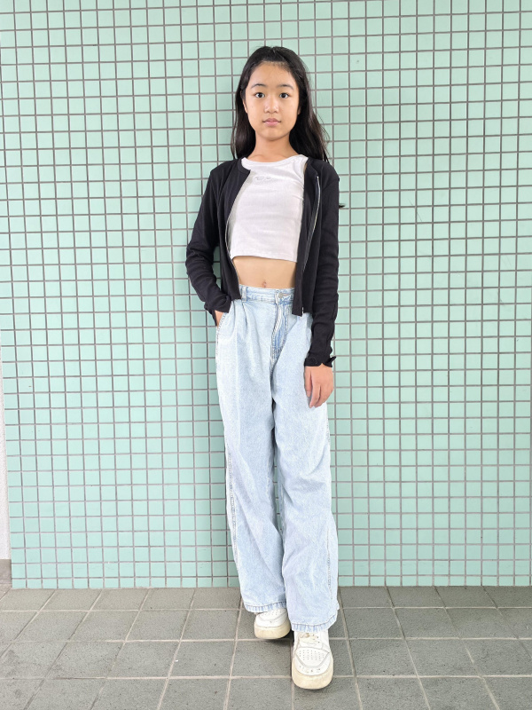 GIRLSライトデニムサイドラインパンツJR（子ども服）の着用