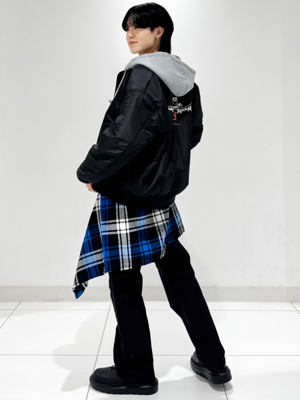 フェイクレザーリバーシブルブルゾン UNDERCOVER +X（メンズ）の着用