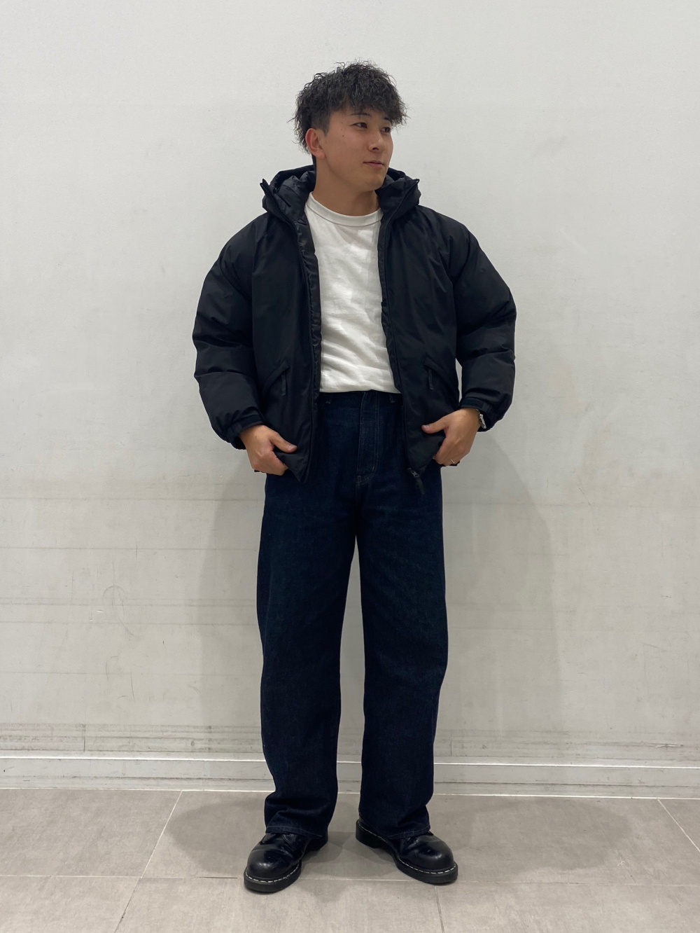 コットンクルーネックT、フルジップニットジャケット by rokh」の着用