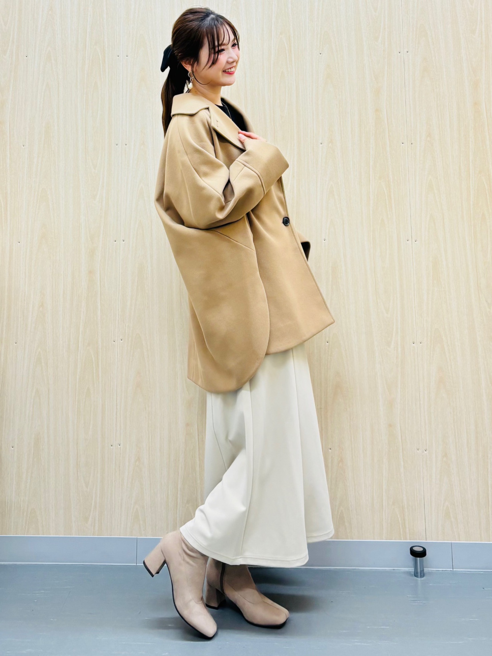 コージーメルトンケープコートZ+E、リブクロップドT(長袖)」の着用