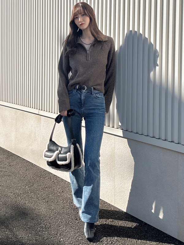 スリムフレアジーンズ+EC(丈長め84.0cm)（レディース）の着用