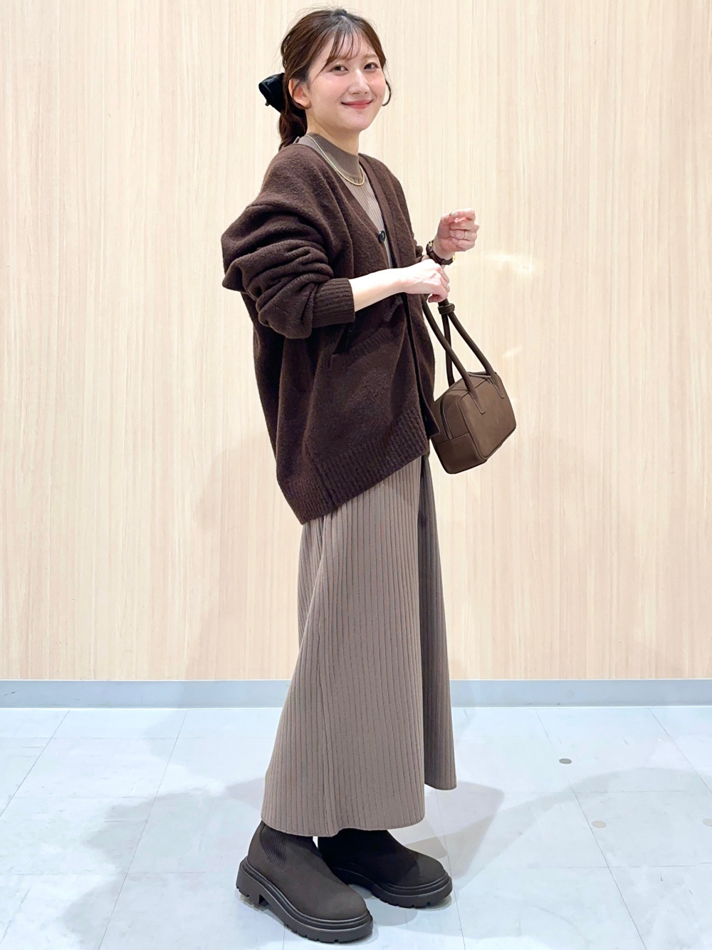 フルジップニットジャケット by rokh、コーデュロイスコート」の着用