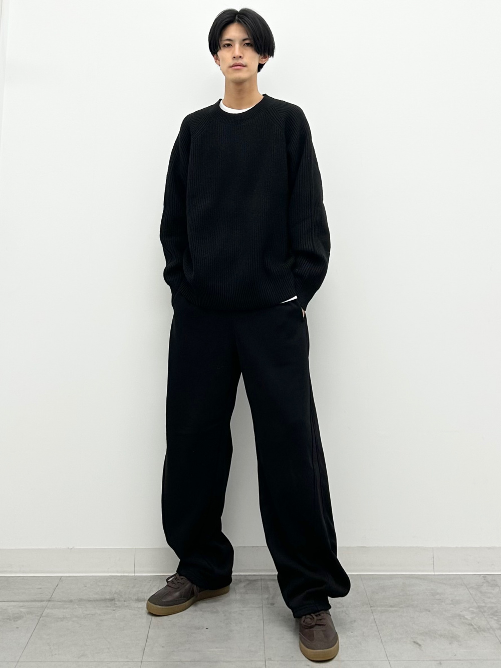 Comfy Insole Sneakers、Rib Stitched Crew Neck Sweater」| GU的穿搭理念