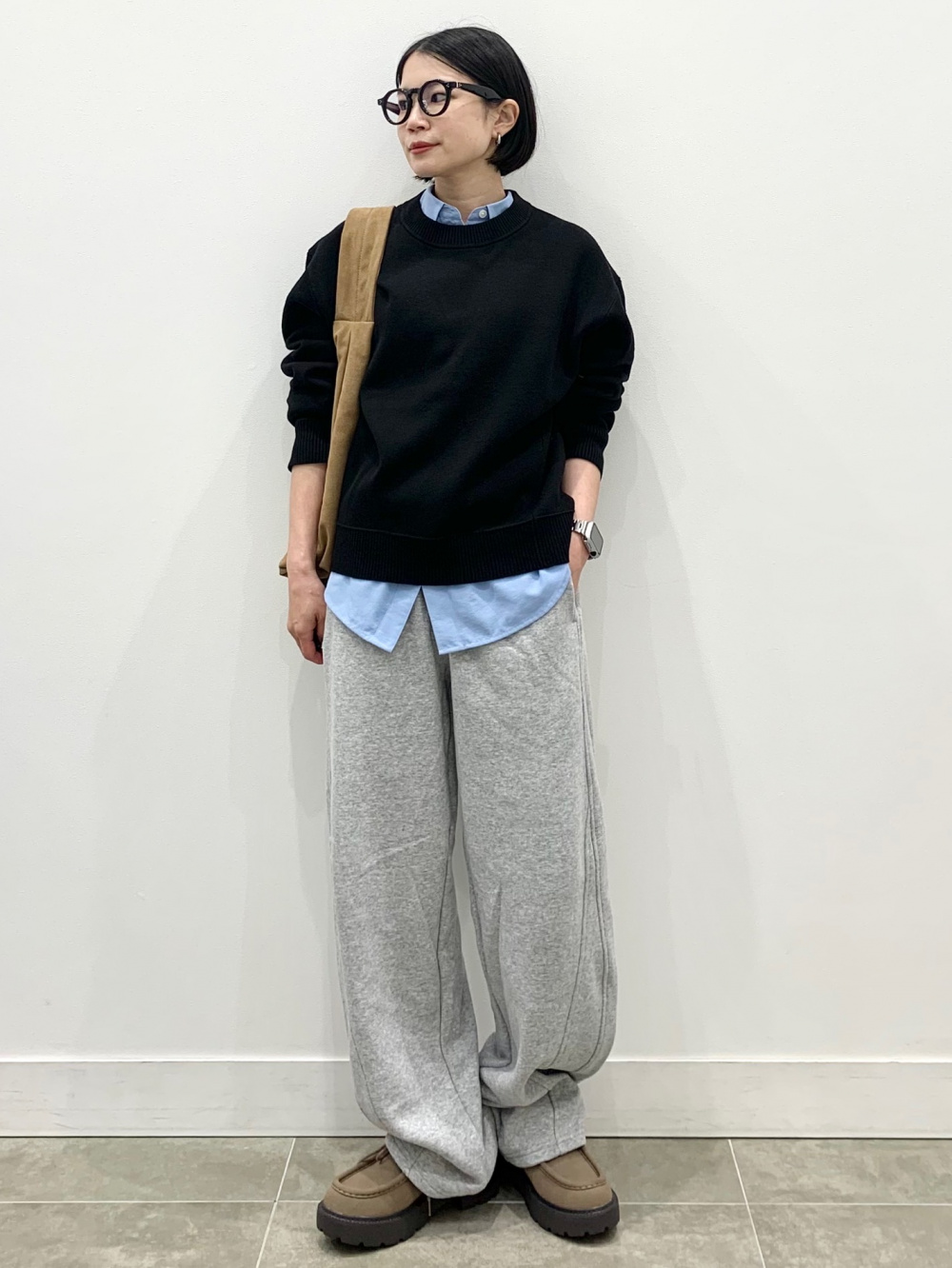 グラフィックT by rokh +X、ラップパンツ by rokh +X」の着用