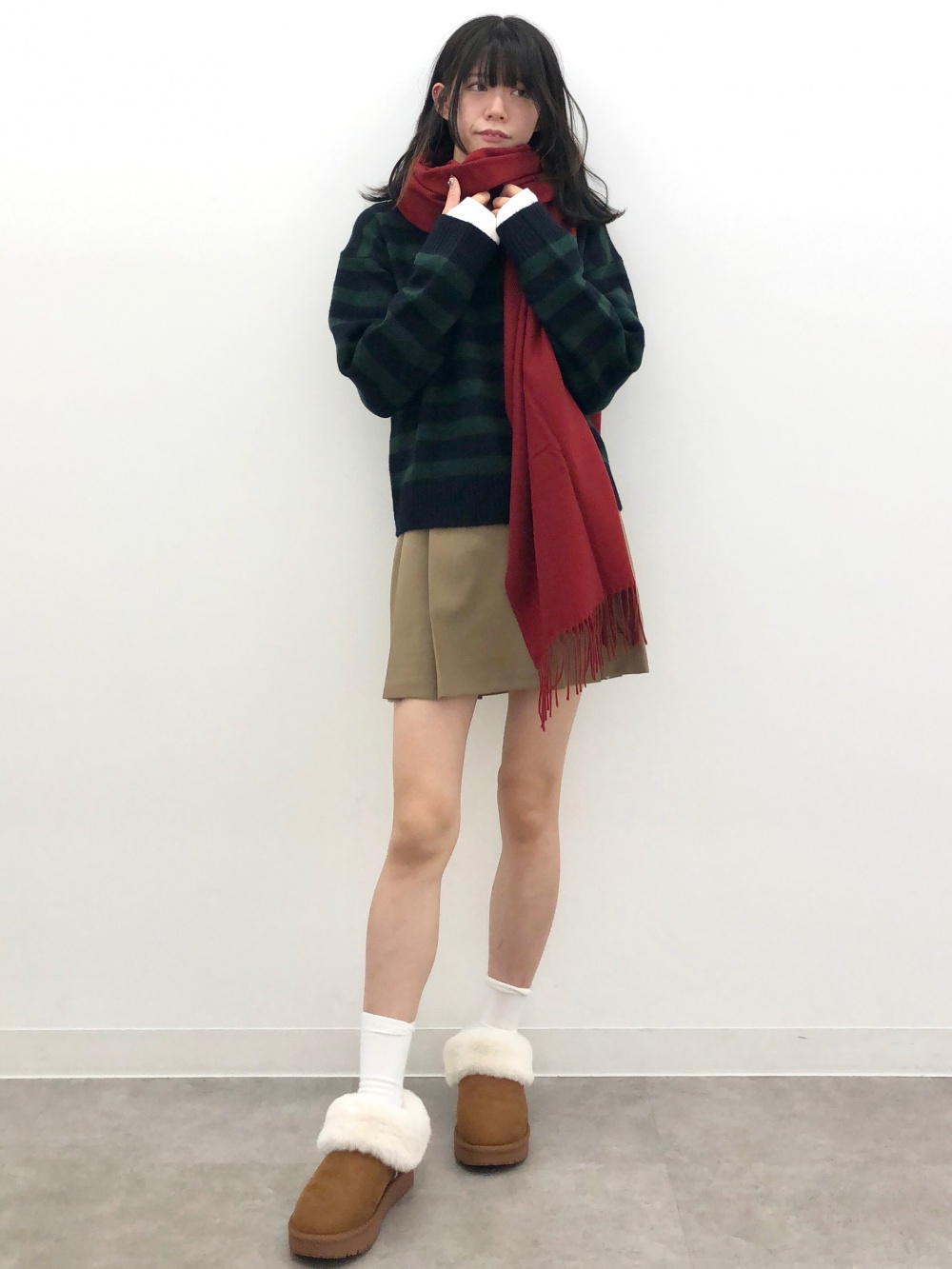 Faux Mouton Slippers、Soft Sheer Crew Neck T-Shirt/L」| GU的穿搭理念