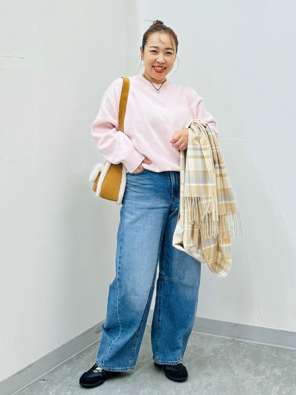 バブルスリーブブラウス(5分袖)Z、テックプルオンパンツ」の着用