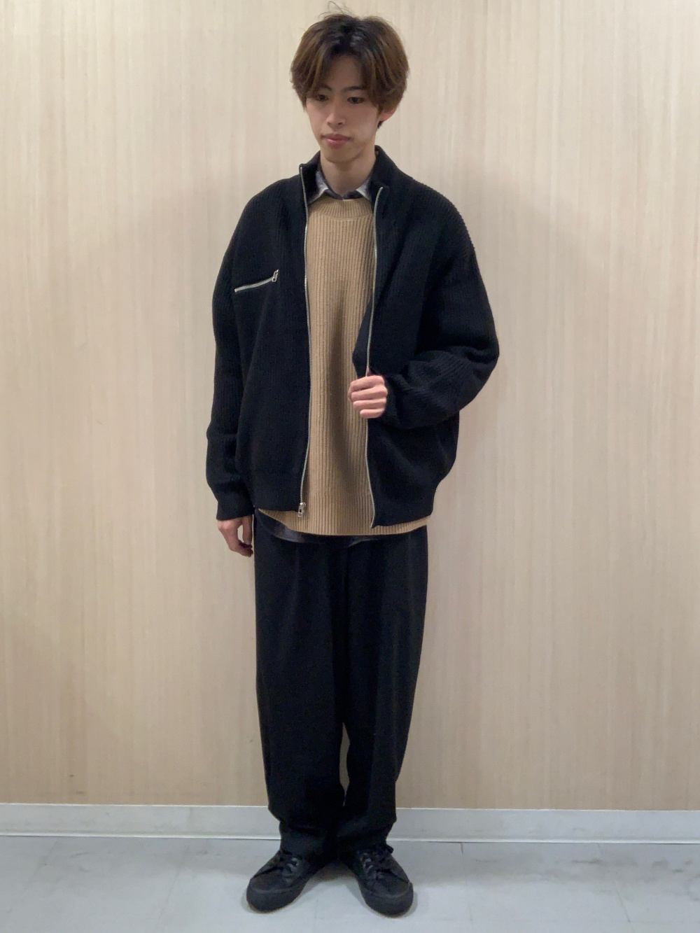 Comfy Insole Sneakers、Rib Stitched Crew Neck Sweater」| GU的穿搭理念