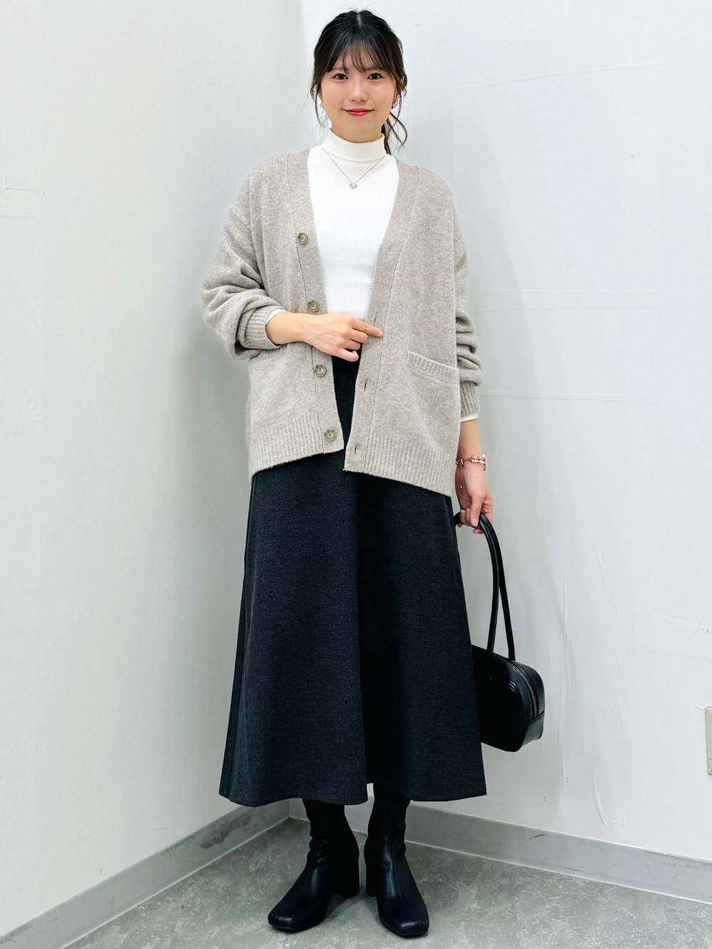 フルジップニットジャケット by rokh、コーデュロイスコート」の着用