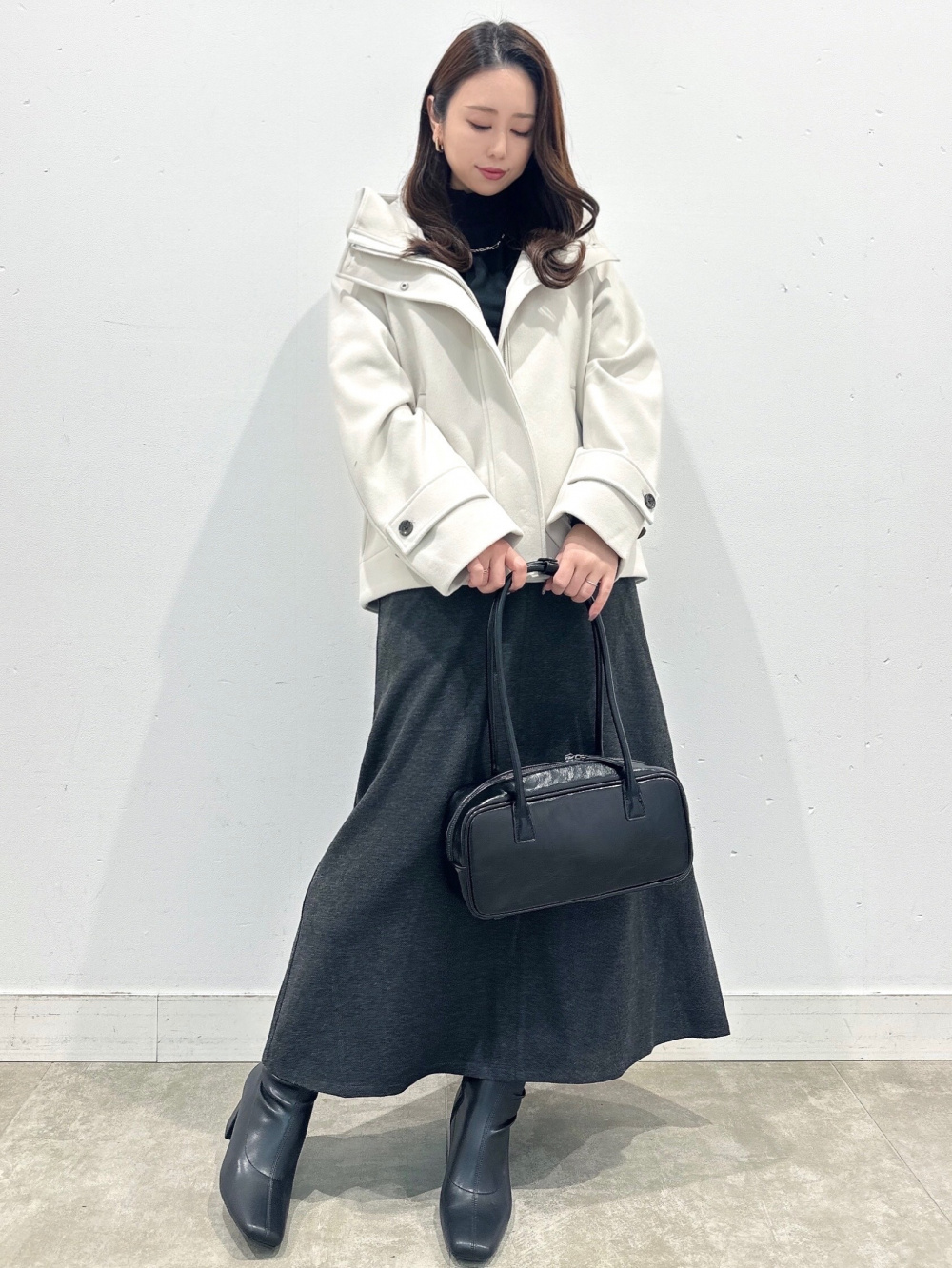 コージーメルトンケープコートZ+E、リブクロップドT(長袖)」の着用