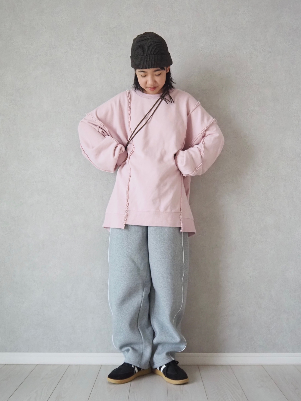 GIRLSヘビーウェイトスウェットバレルレッグパンツJR」の着用