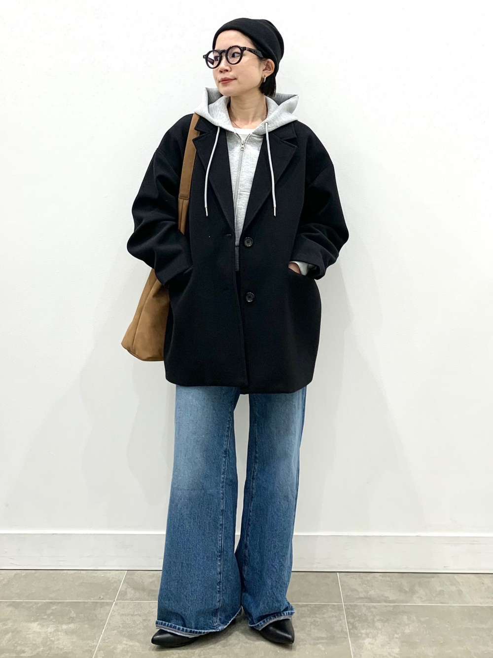 ビジューボタンブラウス(半袖)Z、バミューダショートパンツ」の着用