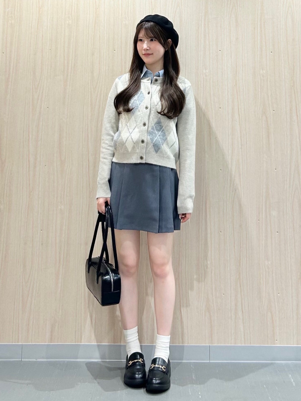 ビジューボタンブラウス(半袖)Z、バミューダショートパンツ」の着用