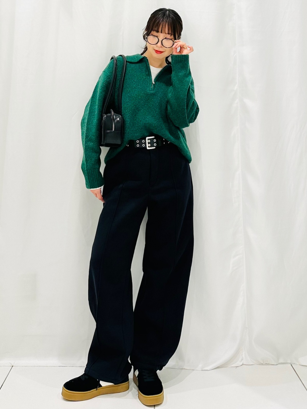 ブラフィールクロップドラメキャミソール、デニムシャツ」の着用