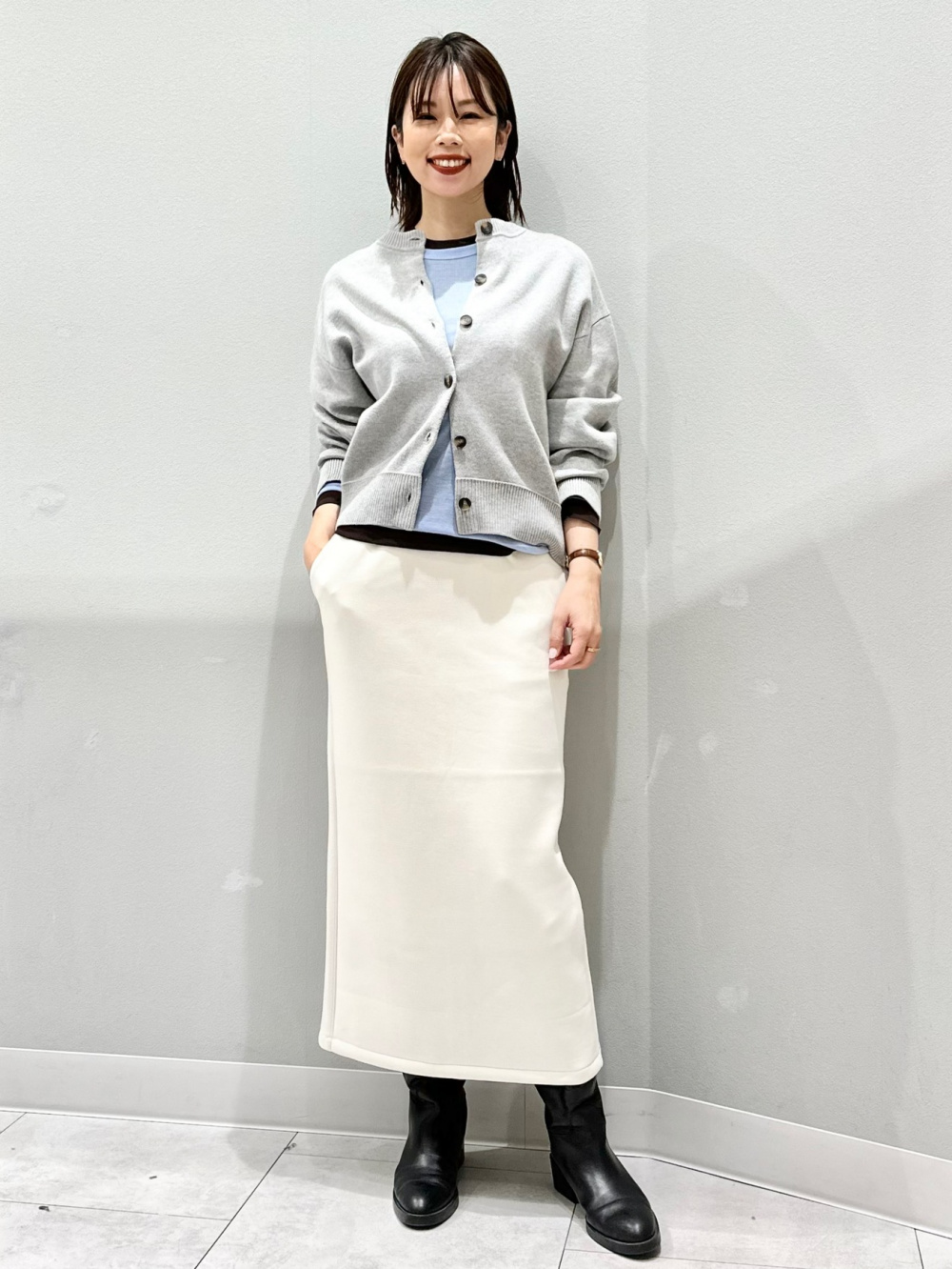 ソフトシアークルーネックT(長袖)、フロントボタンビスチェ」の着用