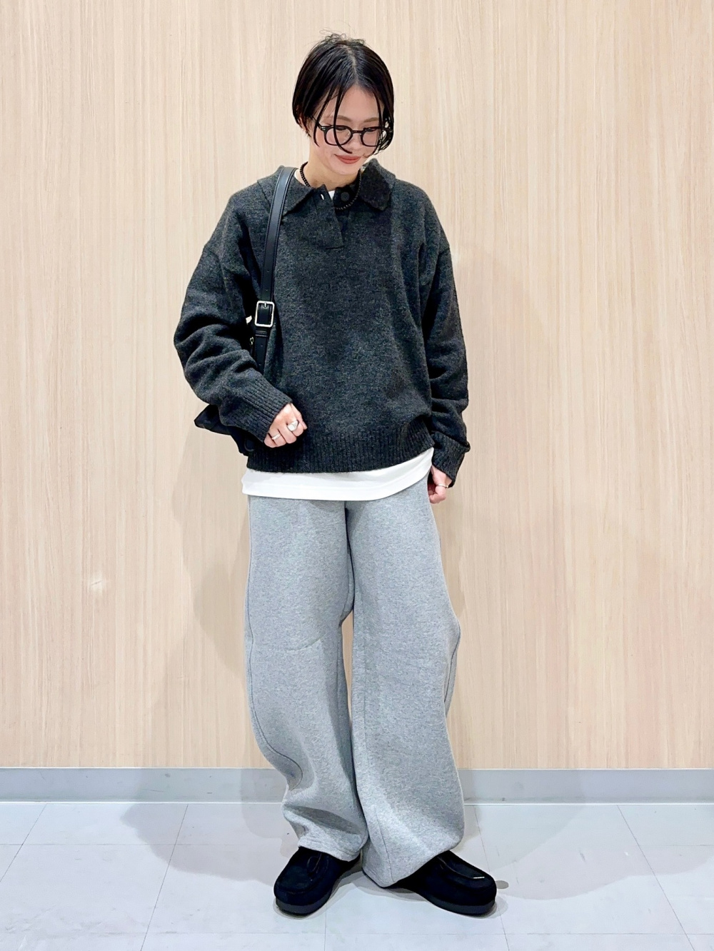 パフニットポロシャツ、ドルマンスリーブシャツ(25年秋冬商品)」の着用