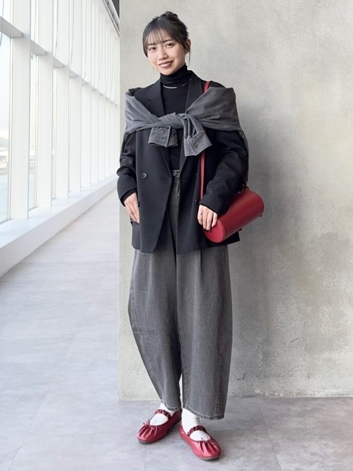 ダークグレー ダブルブレストジャケットとカーディガンセット ダブルブレストジャケットZ、ソフトシアーカーディガンQ」の着用