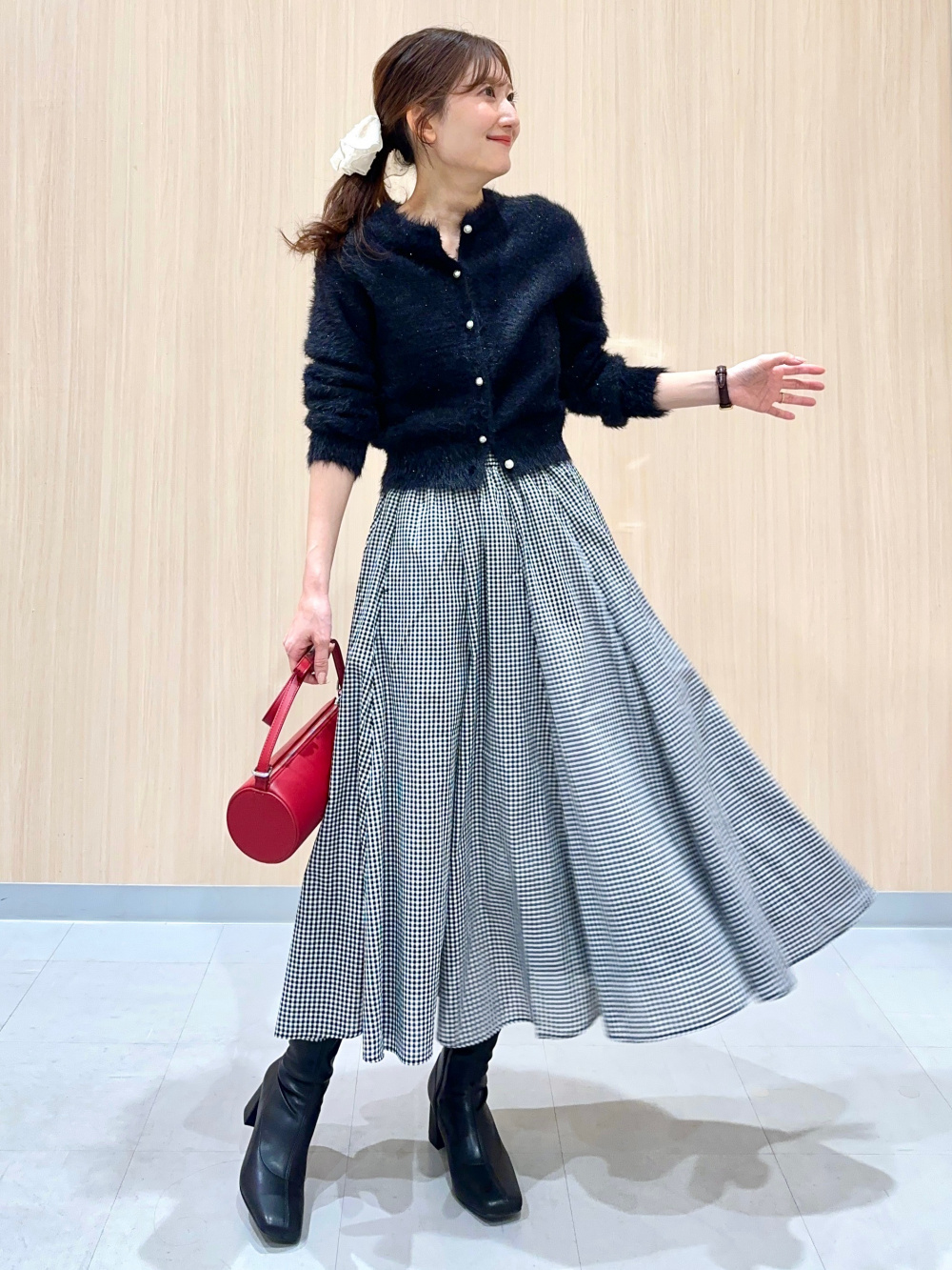 ボウタイブラウス、サーキュラーミディスカート」の着用コーディネート