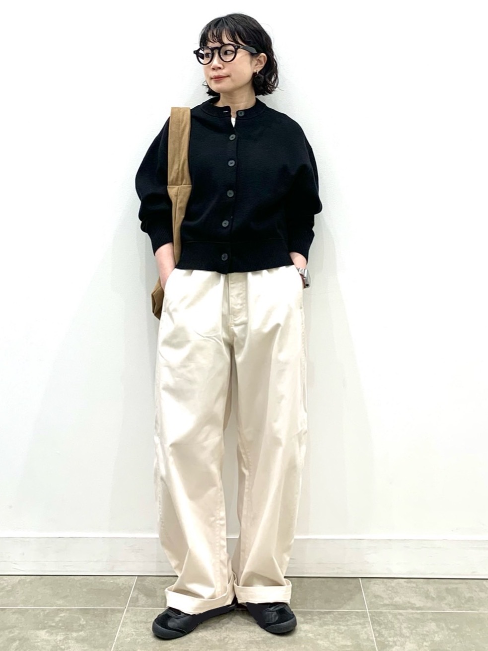 スウェットジョガーパンツ、コットンチェックシャツ」の着用