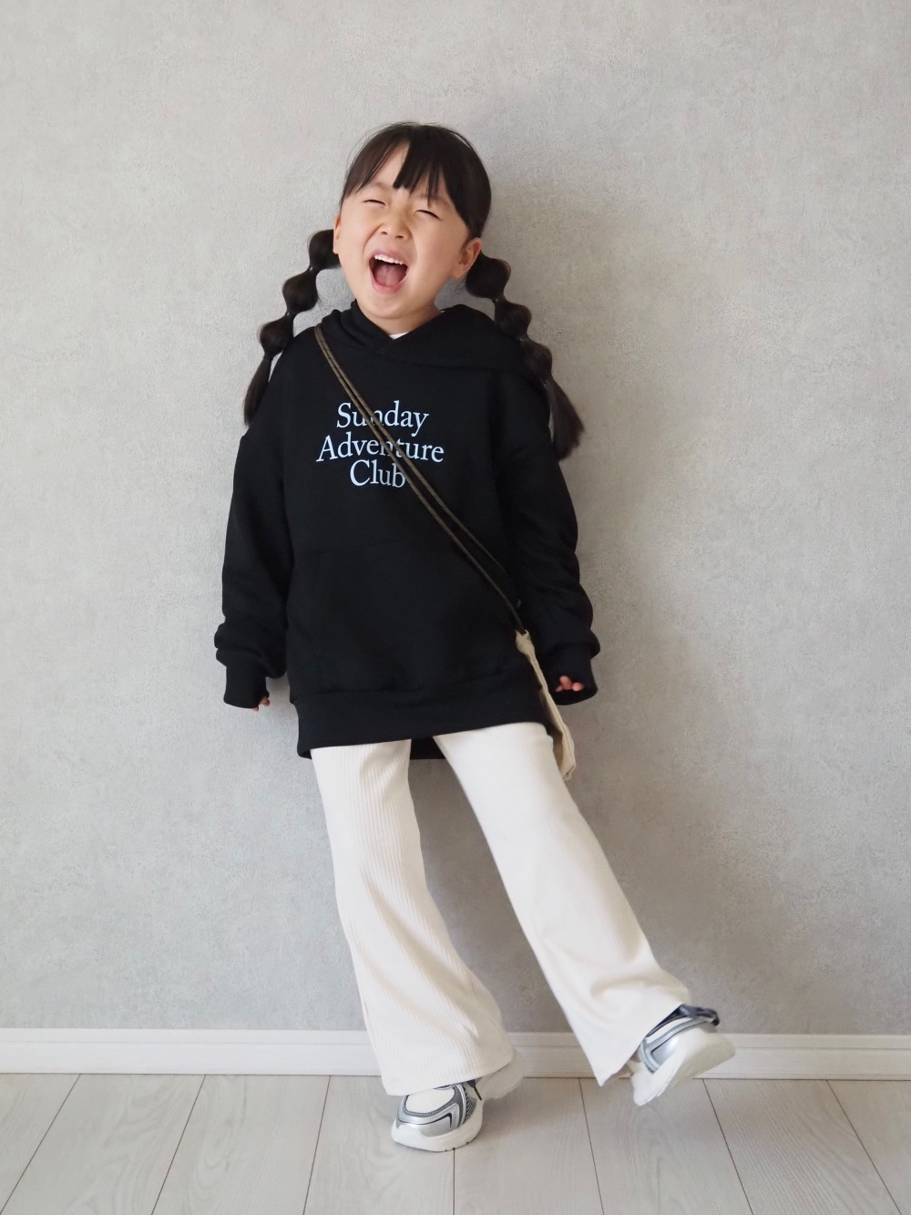 KIDS(男女兼用)パフスウェットパーカ(ロゴ)」の着用コーディネート