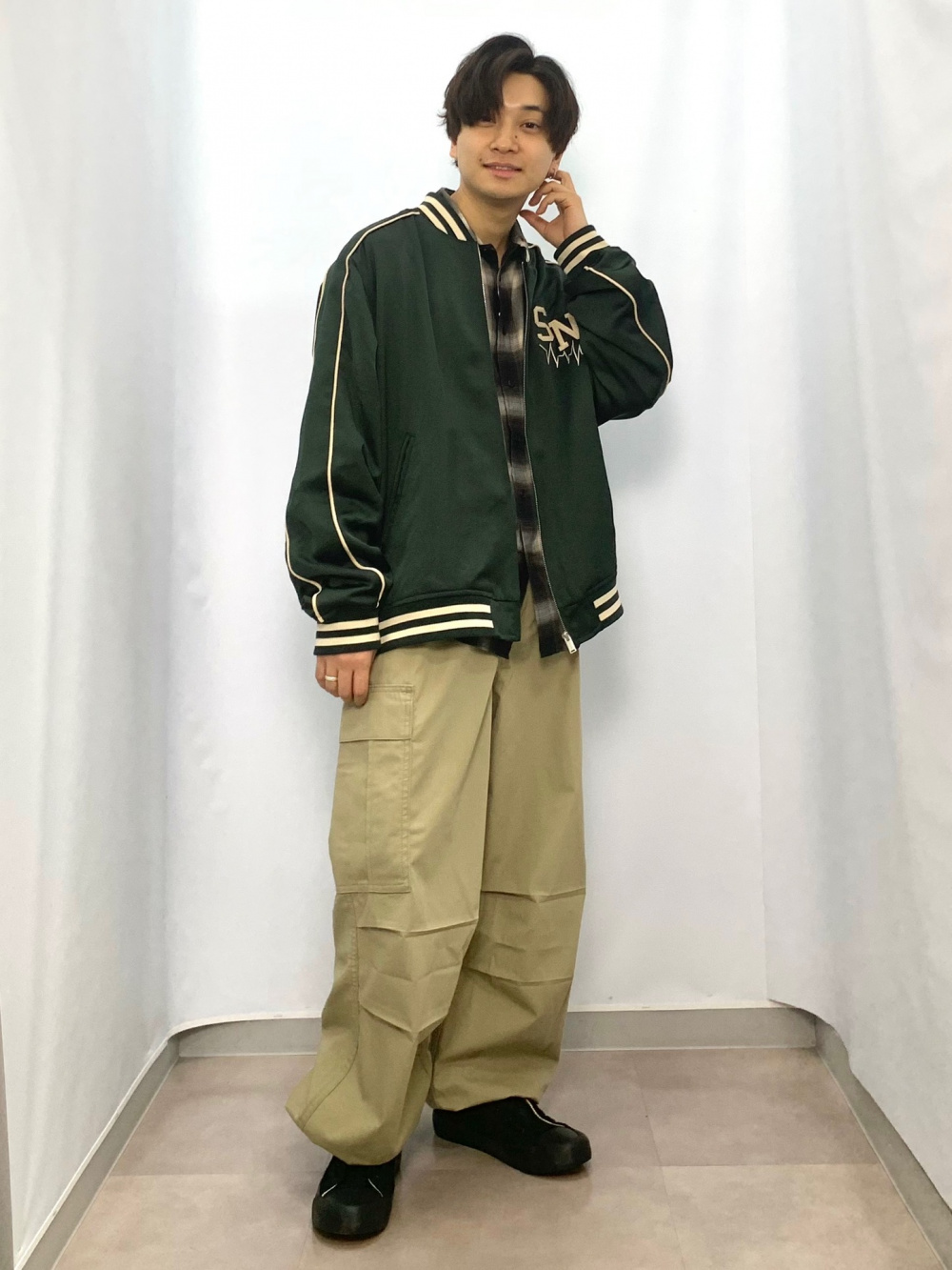 サテンリブブルゾン UNDERCOVER、オンブレチェックシャツ」の着用