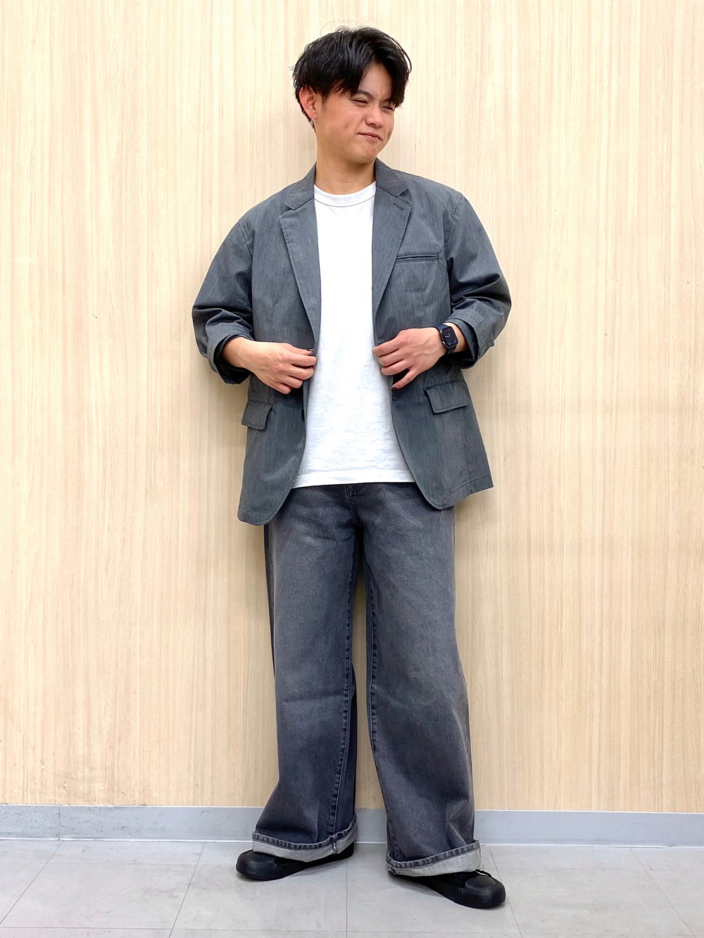 コットンクルーネックT、テーラードジャケット UNDERCOVER」の着用