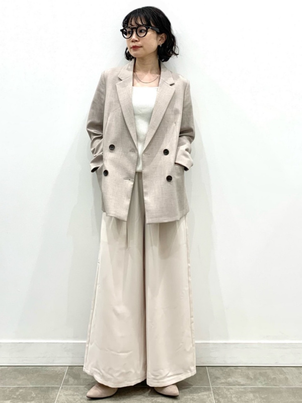 ダブルブレストジャケット、キャロットスラックスのコーディネート