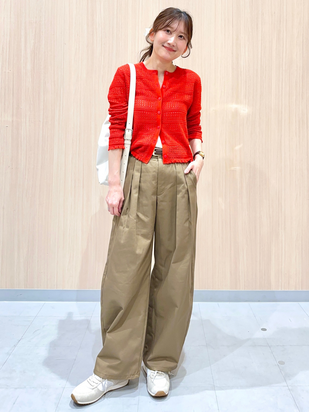 リブダブルジップカーディガン、テックカーゴスカート」の着用