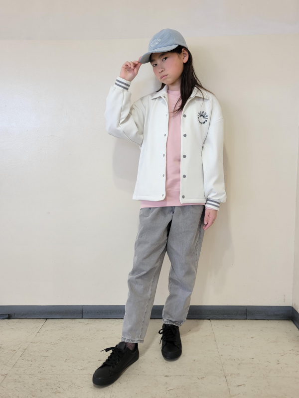 KIDS キャロットパンツ、ふかふかスニーカーのコーディネート・着用