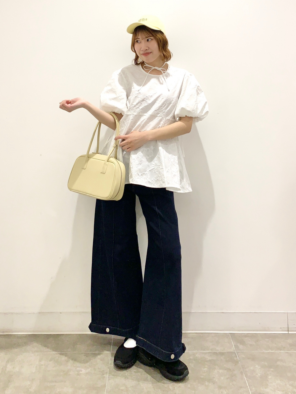 バルーンパンツ by rokh、UVカットツイルロゴキャップ」の着用