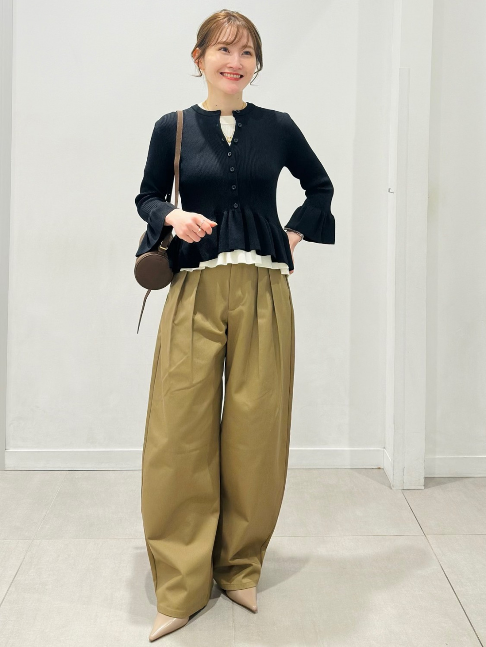 ペプラムニットプルオーバー(半袖)、ペプラムブルゾン by rokh」の着用