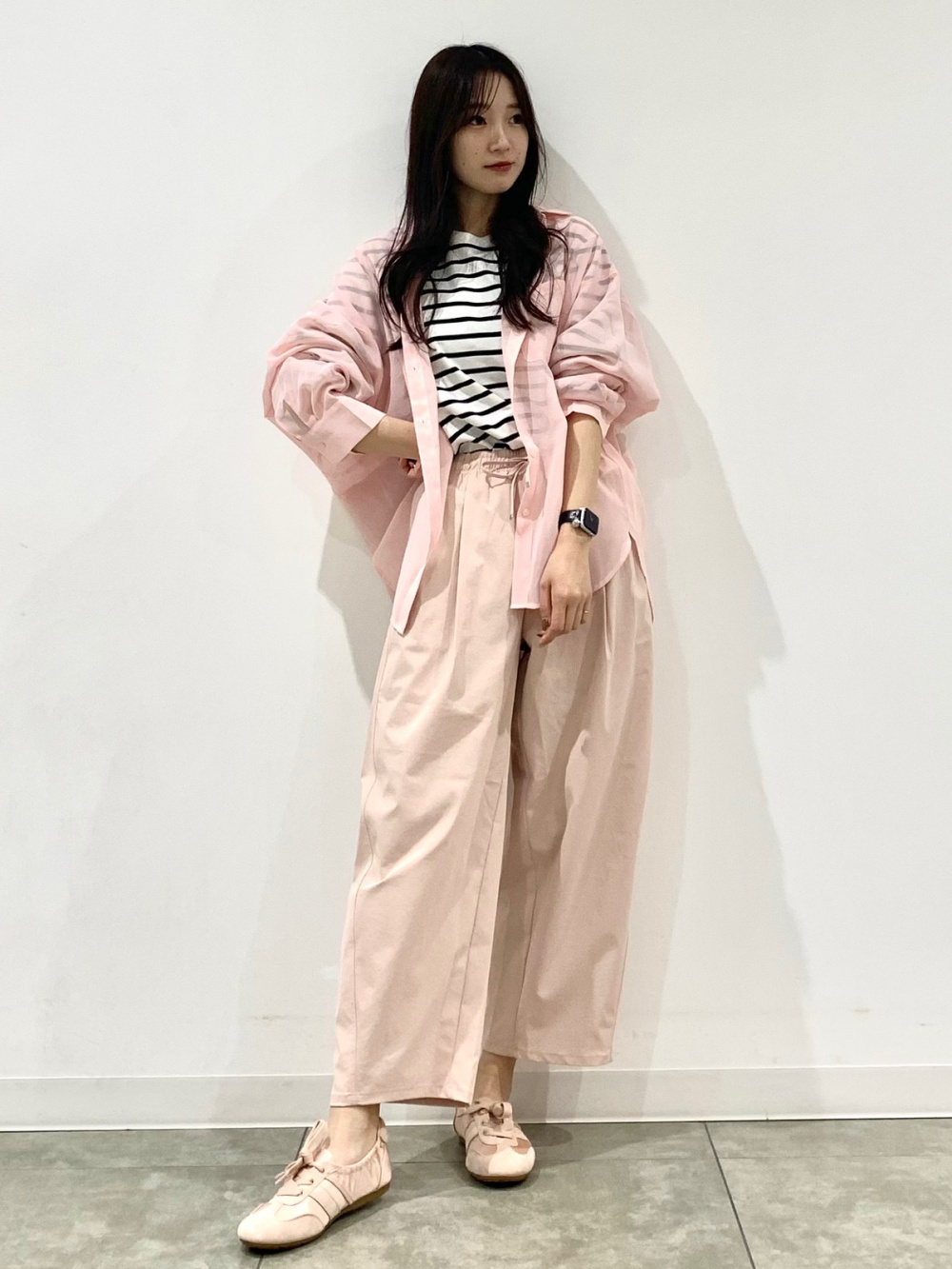 Sheer Dolman Sleeve Shirt/Q、Satin Relaxed Pants」| GU的穿搭理念