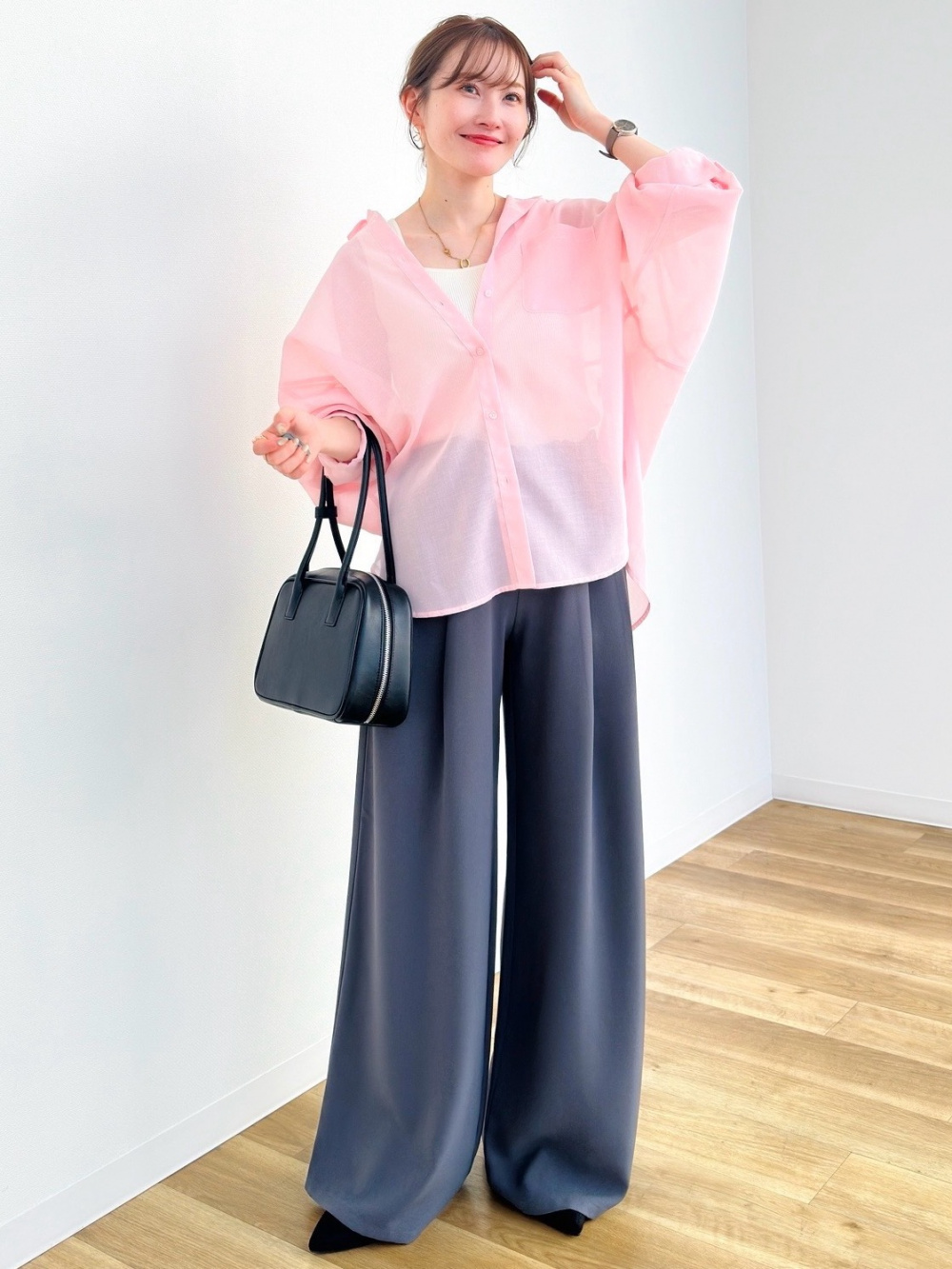 バルーンパンツ by rokh、UVカットツイルロゴキャップ」の着用