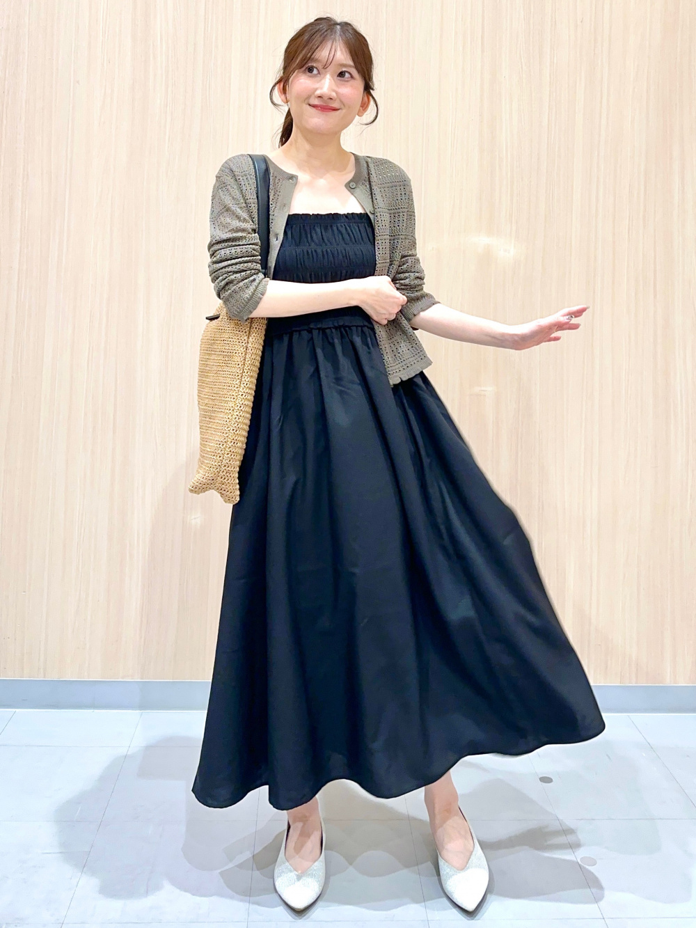 レースブラウス(ノースリーブ)Q、ティアードフレアスカート」の着用 