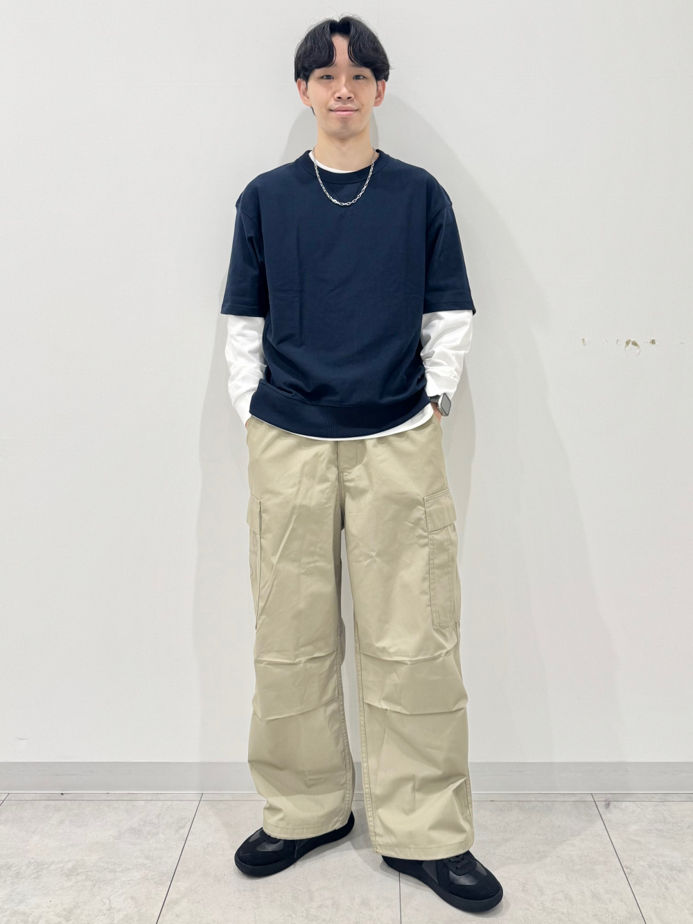スーパーワイドカーゴパンツ、ふかふかキャンバススニーカー」の着用