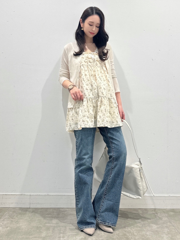 スリムフレアジーンズ(丈標準74.0～78.0cm)（レディース）の着用