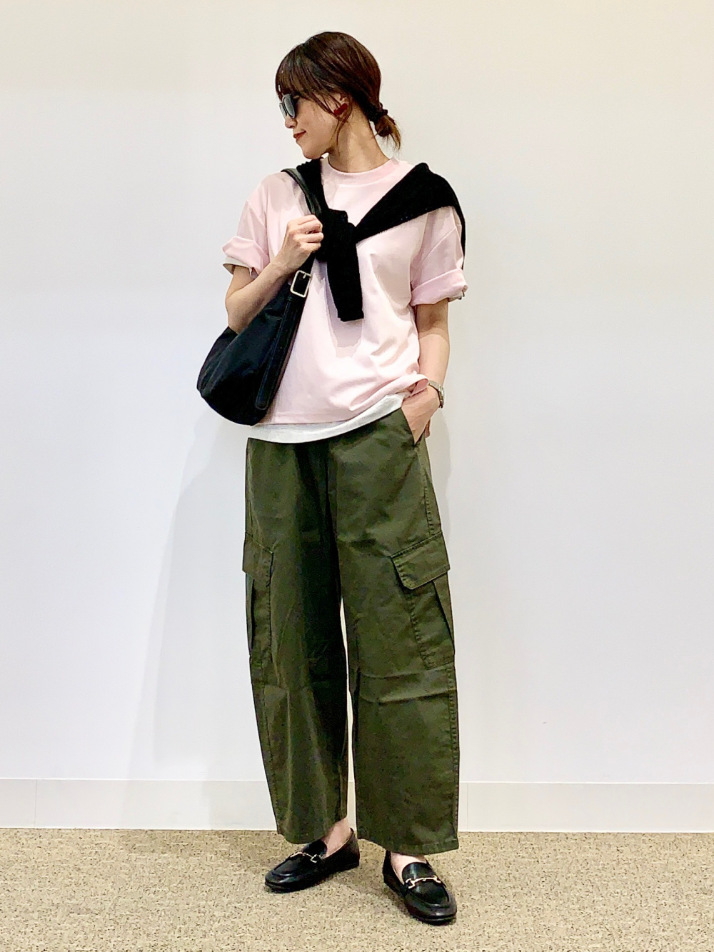 ドライワイドT(5分袖)、テックタックコクーンパンツ」の着用