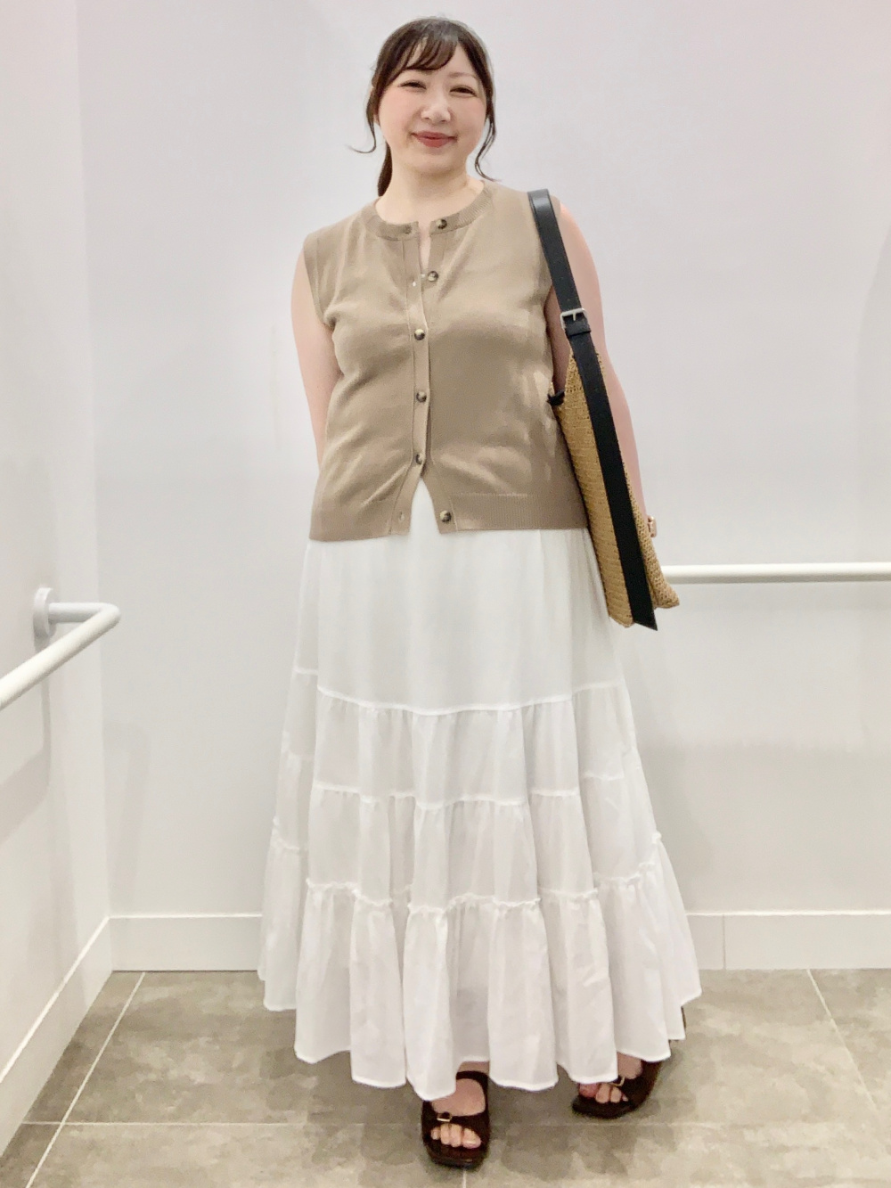 フロントボタンセーター(ノースリーブ)Q、ティアードフレアスカート 