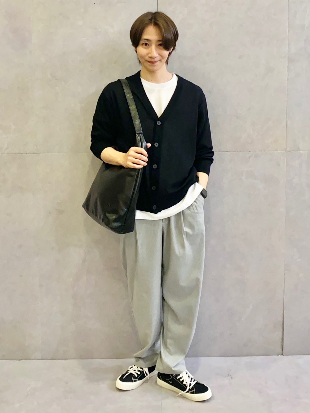 スーパーワイドカーゴパンツ、ふかふかキャンバススニーカー」の着用