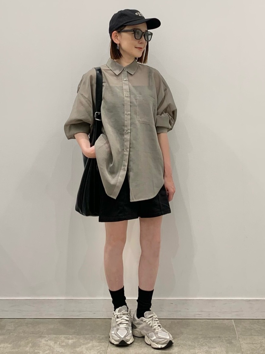 バルーンパンツ by rokh、UVカットツイルロゴキャップ」の着用